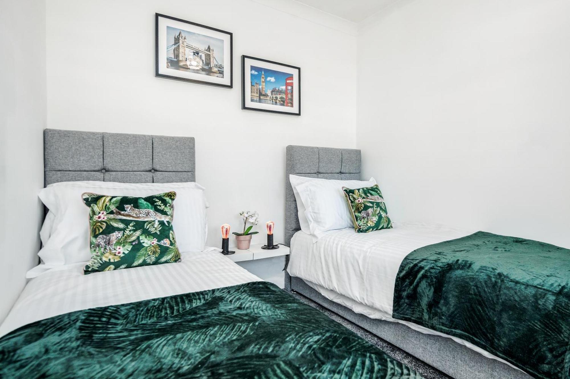 Heathrow 2-Bedroom Maisonette With Parking ウェストドライトン エクステリア 写真
